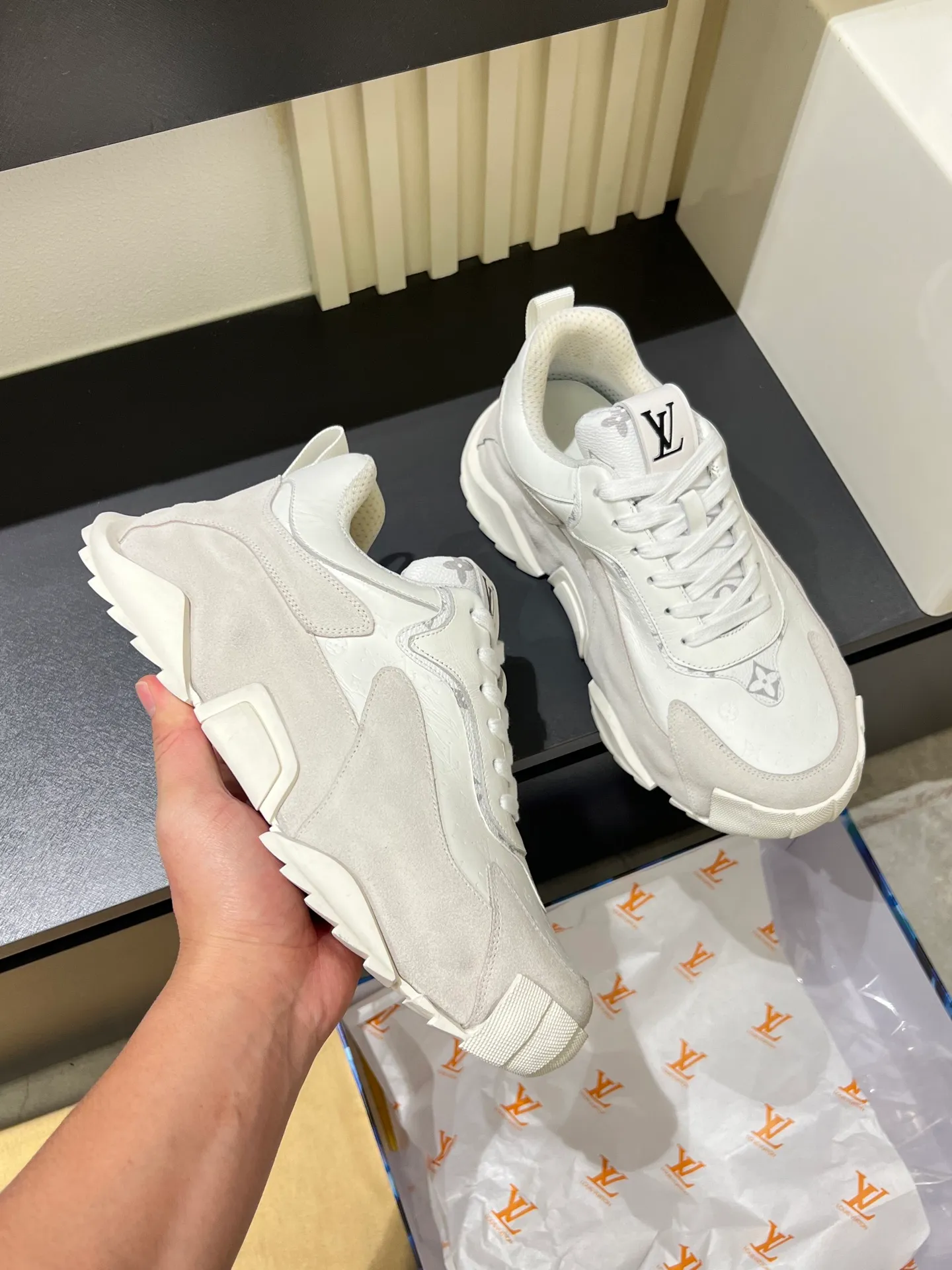 p600 "LOUI* VUITTO*" popular men's casual shoes, genuine development in Italy 💯Purchasing level quality ✔️The upper is made of first-layer cowhide, comfortable and soft sheepskin feet ⚡️ Fashionable and versatile, the toe last shape is firm and full, the soles are made from original LV molds and can be freely entered and exited the counter. Light and comfortable on the feet~Purely handmade, details determine quality! Size:39-44!